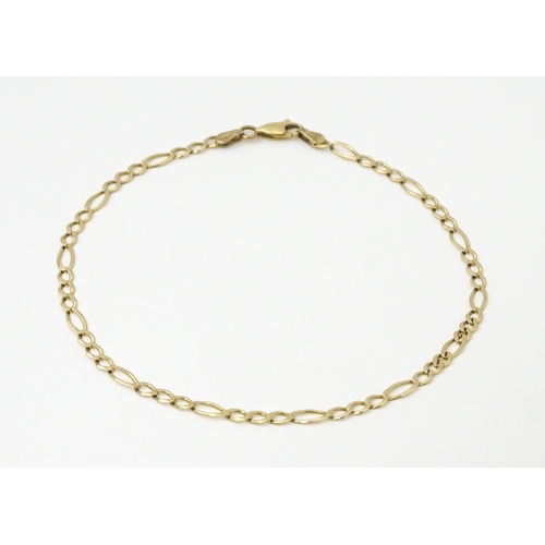 744 - A 9ct gold anklet / large bracelet. Approx 9