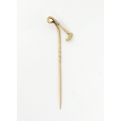 755 - A 15ct gold stick pin with riding crop detail. Approx 2 1/2