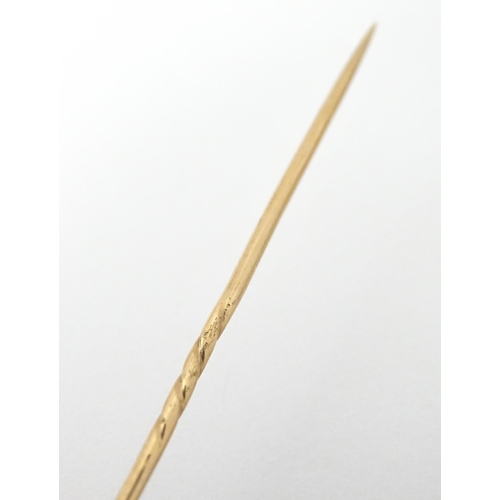 755 - A 15ct gold stick pin with riding crop detail. Approx 2 1/2