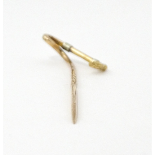 755 - A 15ct gold stick pin with riding crop detail. Approx 2 1/2