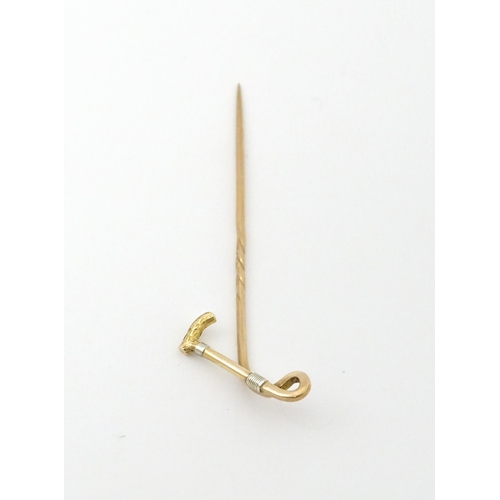 755 - A 15ct gold stick pin with riding crop detail. Approx 2 1/2