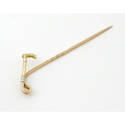 755 - A 15ct gold stick pin with riding crop detail. Approx 2 1/2