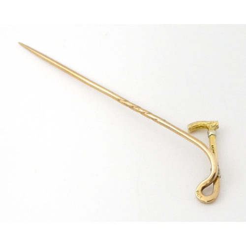 755 - A 15ct gold stick pin with riding crop detail. Approx 2 1/2