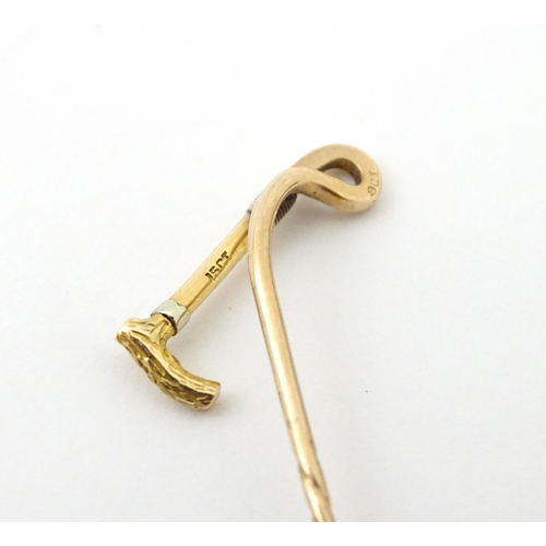 755 - A 15ct gold stick pin with riding crop detail. Approx 2 1/2