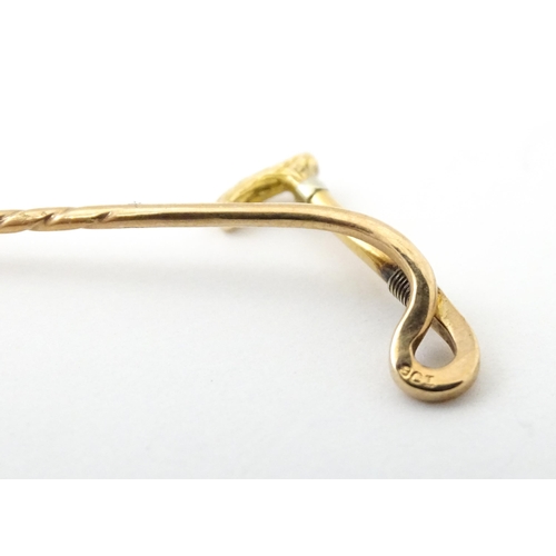 755 - A 15ct gold stick pin with riding crop detail. Approx 2 1/2