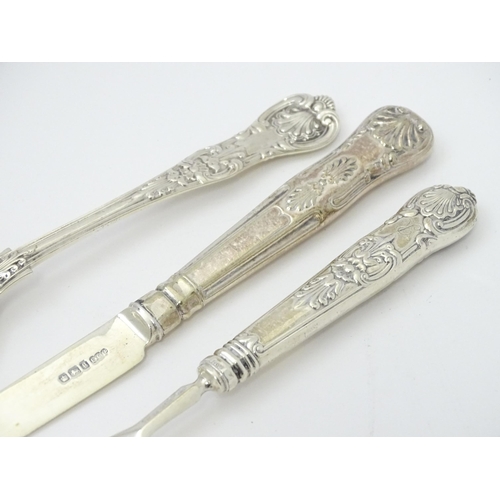 360 - Assorted silver flatware / cutlery to include a Geo III teaspoon, Victorian Kings pattern dessert sp... 