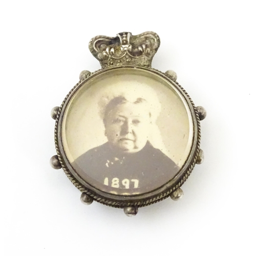 730 - A silver fob section set with images of queen Victoria to centre commemorating Queen Victoria's Diam... 