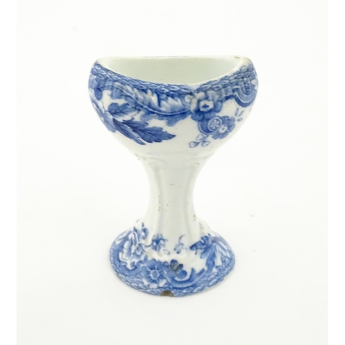 109 - A Copeland & Garrett blue and white pedestal eye bath in the New Blanche pattern. Marked under. Appr... 