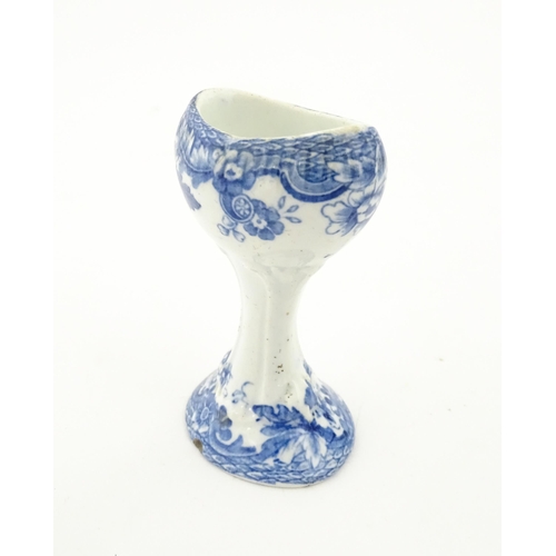 109 - A Copeland & Garrett blue and white pedestal eye bath in the New Blanche pattern. Marked under. Appr... 