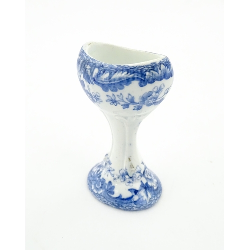 109 - A Copeland & Garrett blue and white pedestal eye bath in the New Blanche pattern. Marked under. Appr... 