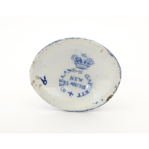 109 - A Copeland & Garrett blue and white pedestal eye bath in the New Blanche pattern. Marked under. Appr... 