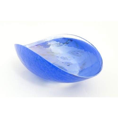 206 - A large Murano art glass lustre bowl / centrepiece of shaped form. Marked under Yalos casa, Murano. ... 