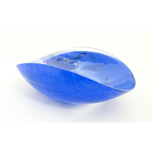 206 - A large Murano art glass lustre bowl / centrepiece of shaped form. Marked under Yalos casa, Murano. ... 