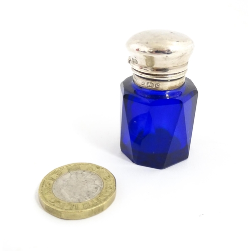 227 - A blue glass scent / salts bottle with silver top hallmarked Birmingham 1902, maker Cornelius Desorm... 