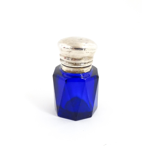 227 - A blue glass scent / salts bottle with silver top hallmarked Birmingham 1902, maker Cornelius Desorm... 