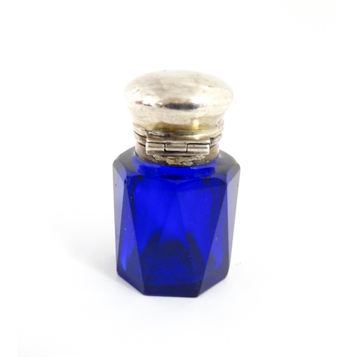 227 - A blue glass scent / salts bottle with silver top hallmarked Birmingham 1902, maker Cornelius Desorm... 