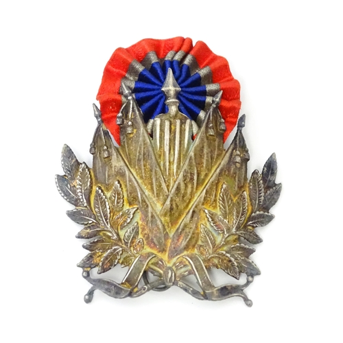 923 - Militaria : a cased French Army Mle 1886 shako cap badge, with Tricolore cockade above stacked arms ... 