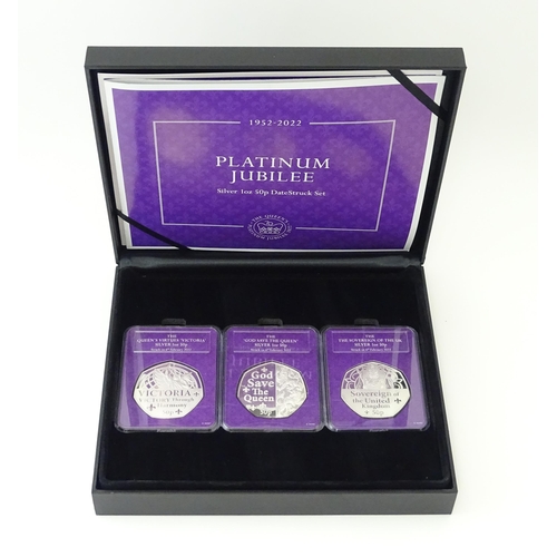 905 - Coins : a cased Royal Mint Queen Elizabeth II Platinum Jubilee (1952-2002) silver 1oz 50p Datestruck... 