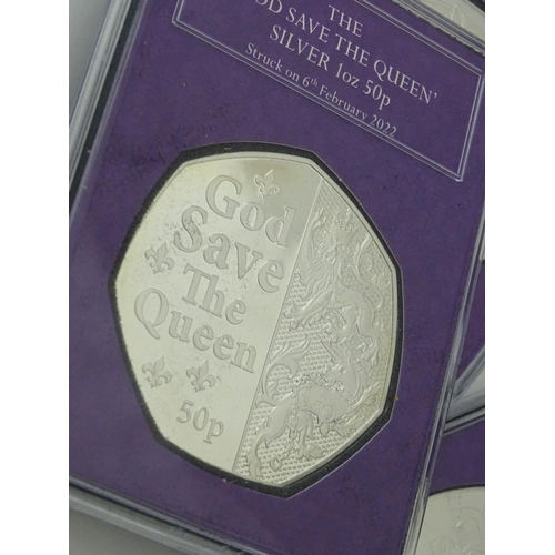 905 - Coins : a cased Royal Mint Queen Elizabeth II Platinum Jubilee (1952-2002) silver 1oz 50p Datestruck... 