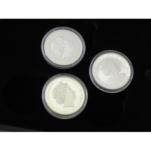 907 - Coins: a 2022 Royal Mint Queen Elizabeth II platinum jubilee commemorative £5 set, comprising three ... 