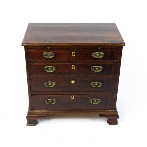 1484 - A George III mahogany bachelors chest of drawers, the moulded top having re-entrant corners above a ... 