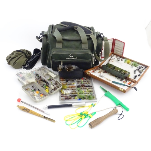 1125 - Fishing : a Gardner holdall containing a quantity of fly fishing tackle, to include : salmon and tro... 