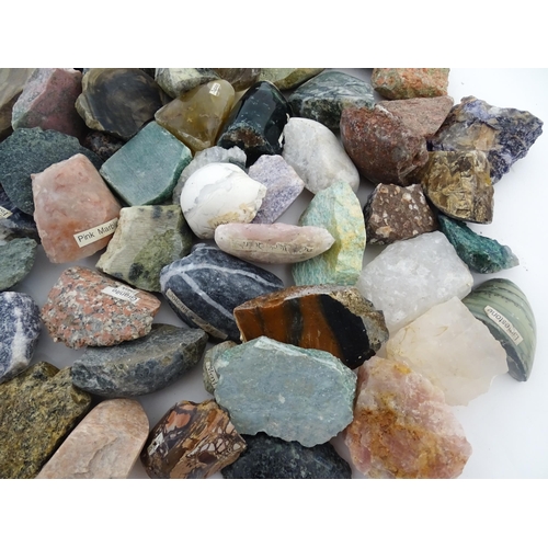 1086 - Natural History / Geology Interest: A quantity of assorted hardstone specimens examples to include m... 