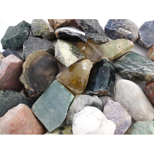 1086 - Natural History / Geology Interest: A quantity of assorted hardstone specimens examples to include m... 