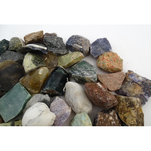 1086 - Natural History / Geology Interest: A quantity of assorted hardstone specimens examples to include m... 