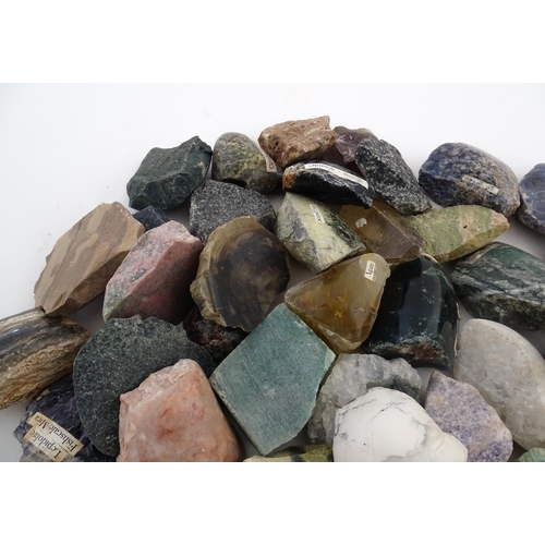 1086 - Natural History / Geology Interest: A quantity of assorted hardstone specimens examples to include m... 