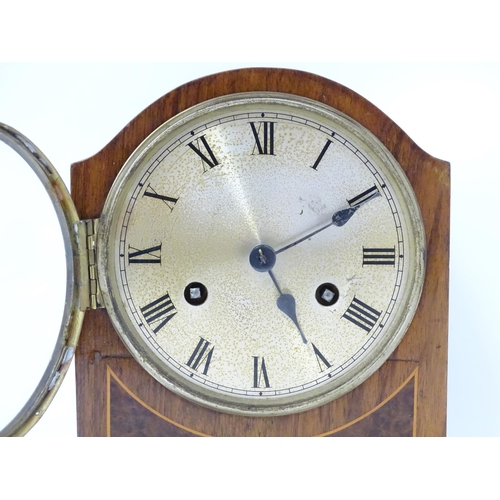 1446 - An early 20thC German walnut cased mantle clock with burr walnut veneered detail and satinwood strin... 