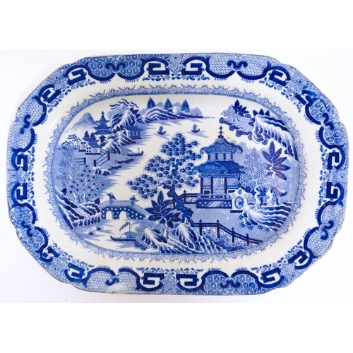 54 - A 19thC Spode blue and white dish of oval form in the Flying Pennant pattern. Approx. 10 1/2