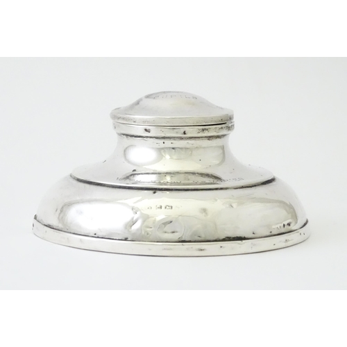 364 - A silver inkwell of capstan form hallmarked Birmingham 1920, maker J Beach & Co. Approx. 4 1/2