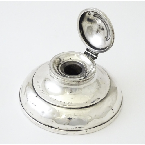 364 - A silver inkwell of capstan form hallmarked Birmingham 1920, maker J Beach & Co. Approx. 4 1/2