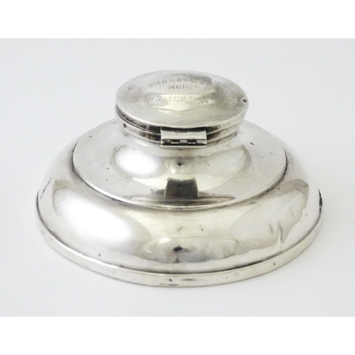 364 - A silver inkwell of capstan form hallmarked Birmingham 1920, maker J Beach & Co. Approx. 4 1/2