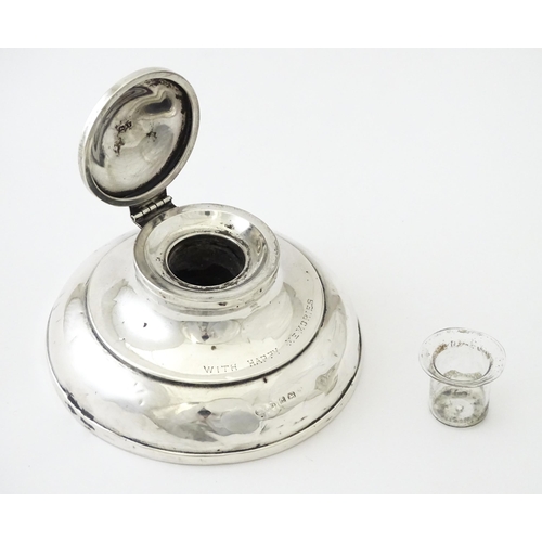 364 - A silver inkwell of capstan form hallmarked Birmingham 1920, maker J Beach & Co. Approx. 4 1/2