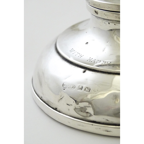 364 - A silver inkwell of capstan form hallmarked Birmingham 1920, maker J Beach & Co. Approx. 4 1/2