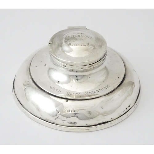 364 - A silver inkwell of capstan form hallmarked Birmingham 1920, maker J Beach & Co. Approx. 4 1/2