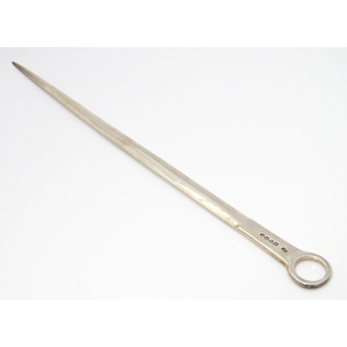 426 - A William IV silver skewer with loop handle hallmarked London 1832, maker Jonathan Hayne. Approx. 14... 