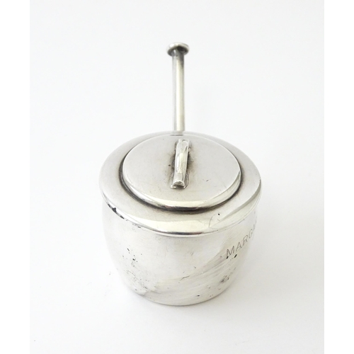 430 - A miniature silver saucepan hallmarked Birmingham 1975, maker W. A. Humphries Ltd. Approx. 1 1/2