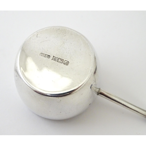 430 - A miniature silver saucepan hallmarked Birmingham 1975, maker W. A. Humphries Ltd. Approx. 1 1/2