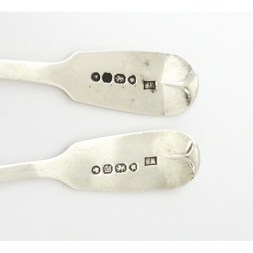 433 - A pair of Victorian silver Fiddle pattern salt spoons, hallmarked London 1855, maker A. B. Savory & ... 