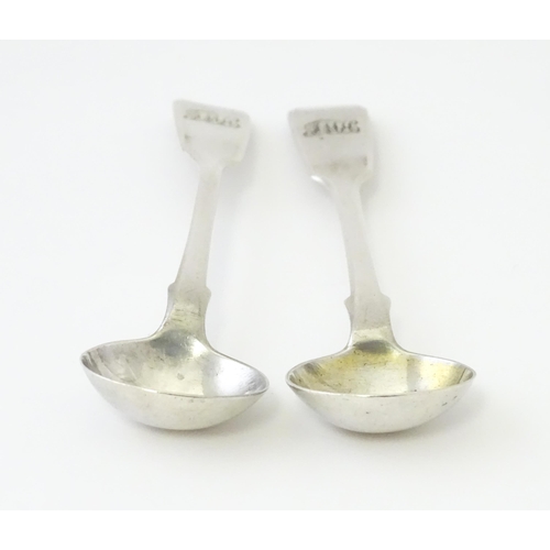 433 - A pair of Victorian silver Fiddle pattern salt spoons, hallmarked London 1855, maker A. B. Savory & ... 