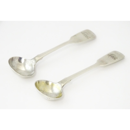 433 - A pair of Victorian silver Fiddle pattern salt spoons, hallmarked London 1855, maker A. B. Savory & ... 