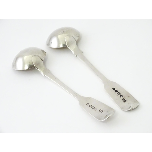 433 - A pair of Victorian silver Fiddle pattern salt spoons, hallmarked London 1855, maker A. B. Savory & ... 