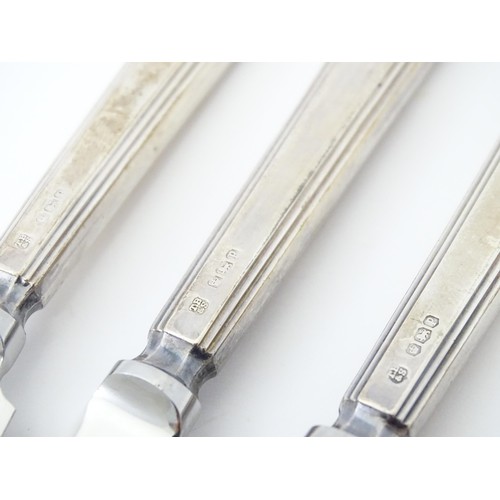 490 - A cased set of six silver handled tea / butter knives hallmarked Sheffield 1932, maker Thomas Bradbu... 