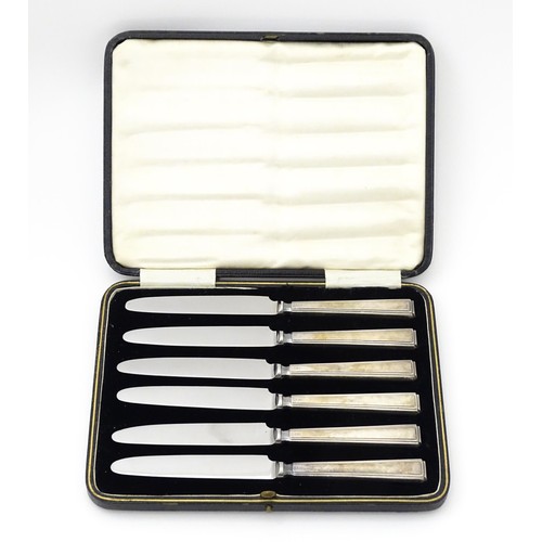 490 - A cased set of six silver handled tea / butter knives hallmarked Sheffield 1932, maker Thomas Bradbu... 