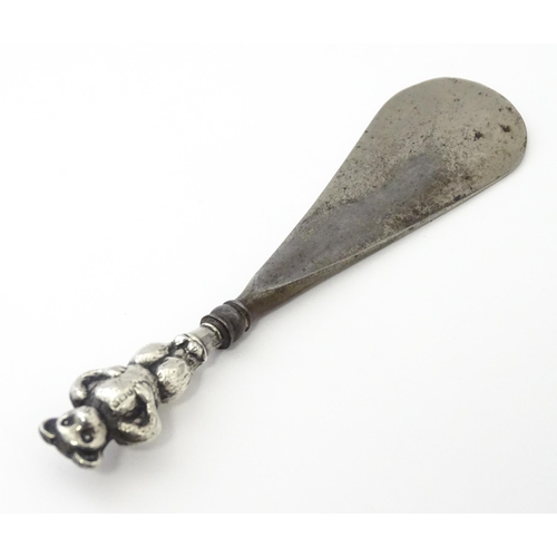 247 - A silver handled shoe horn with teddy bear handle, hallmarked Birmingham 1909. Approx. 5