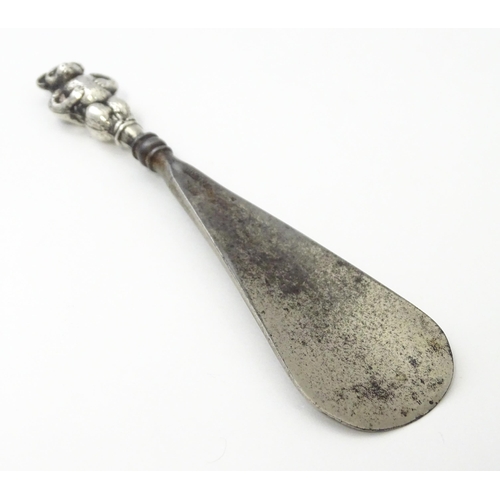 247 - A silver handled shoe horn with teddy bear handle, hallmarked Birmingham 1909. Approx. 5