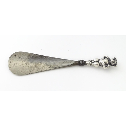 247 - A silver handled shoe horn with teddy bear handle, hallmarked Birmingham 1909. Approx. 5